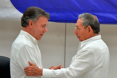 Juan-Manuel-Santos-Raúl-Castro-LA-FM-AFP.jpg