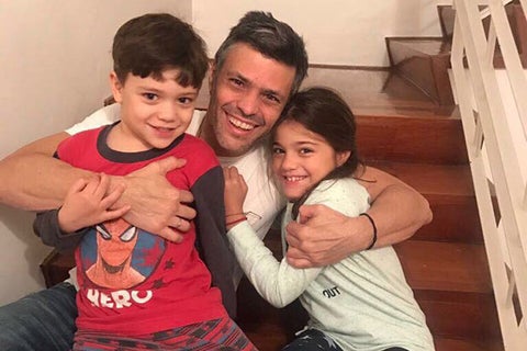 Leopoldo-con-sus-hijos.jpg