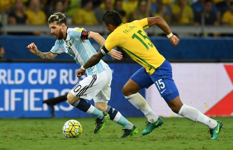 MessiPaulinhoAFP.jpg