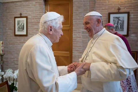 Papa-Francisco-y-Benedicto-XVI-LAFM-AFP.jpg