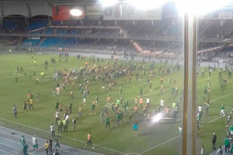 Pelea-barras-en-Cali-Colprensa.jpg