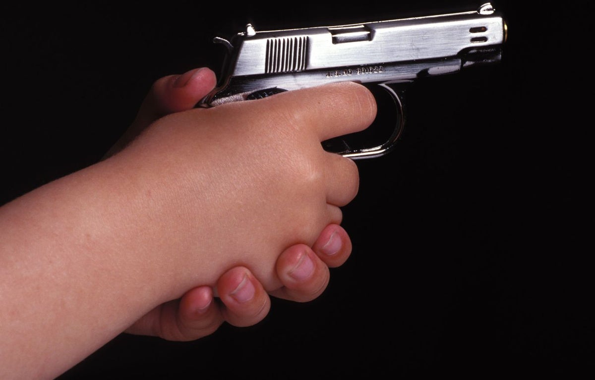 Hombre empuñando un revolver