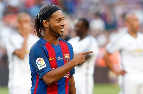 RonaldinhoRegresaCampNouAFP.jpg