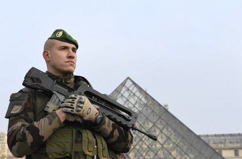 Soldado-Louvre-AFP.jpg