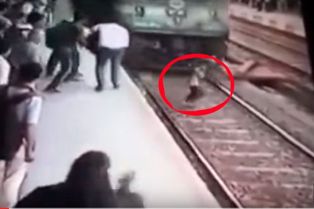 Rescatan a una anciana segundos antes de ser arrollada por un tren