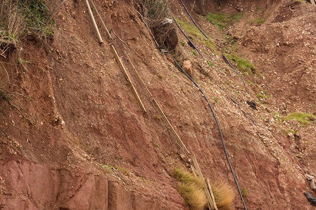 Dos adultos y dos niños fueron encontrados en la zona de derrumbe