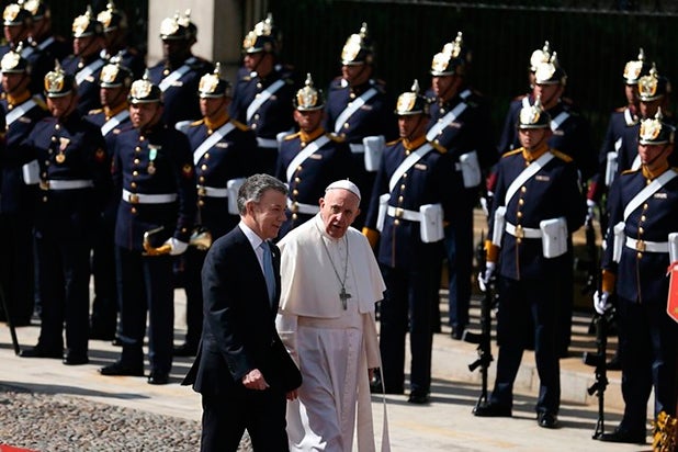 elpapafranciscoysantoscolprensa2.jpg