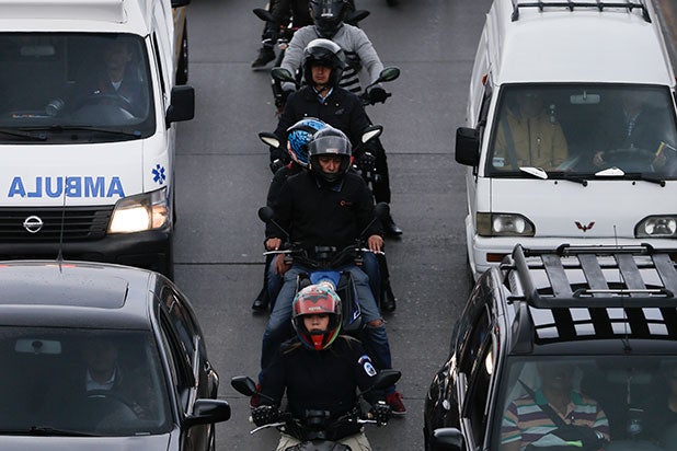 Conductores de moto en medio de un trancón