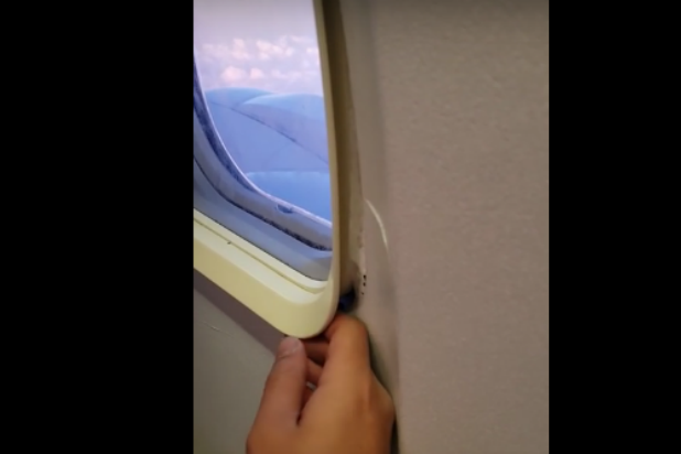Pasajero Abre La Ventanilla De Un Avion En Pleno Vuelo La Fm