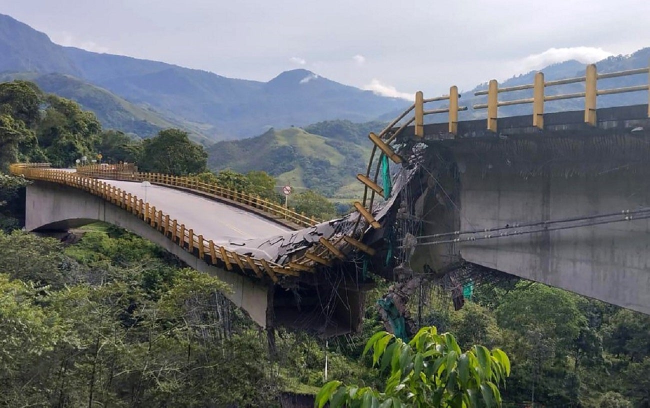 El colapsado puente Los Grillos en Boyacá.