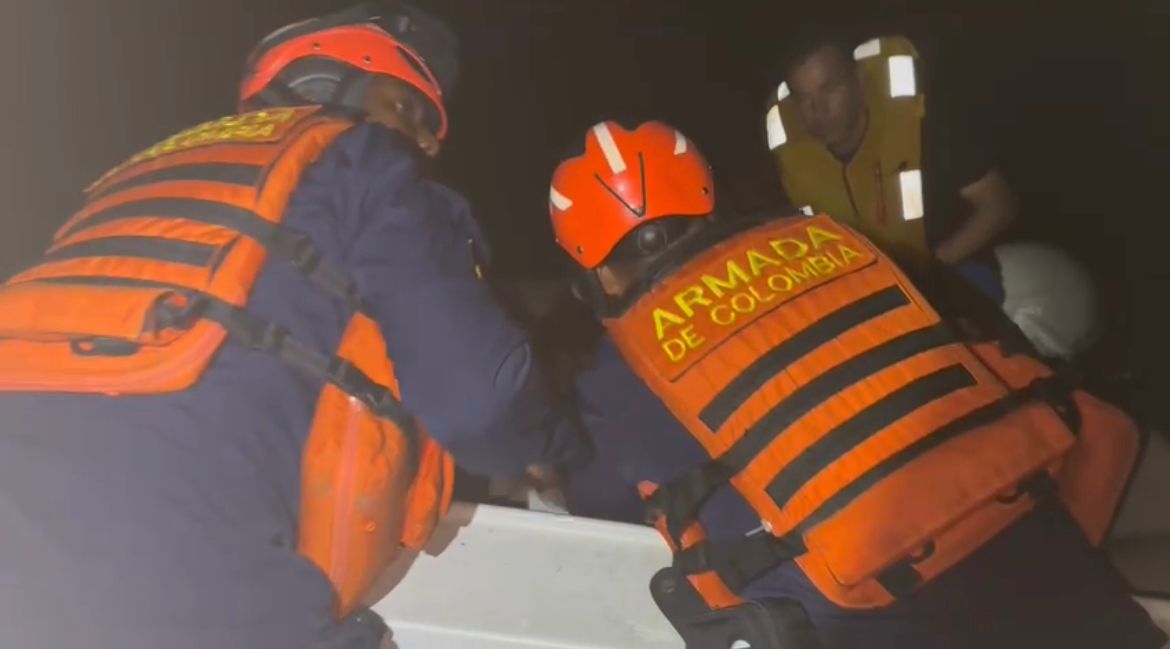 Así fue el rescate de una familia extranjera por parte de la Armada Nacional Así fue el rescate de una familia extranjera por parte de la Armada Nacional