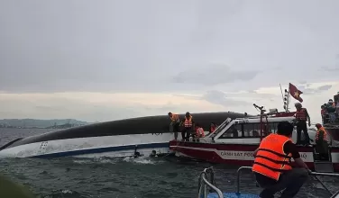 Foto: rescate tras el naufragio de un barco turístico en la bahía de Ha Long, provincia de Quang Ninh, Vietnam.