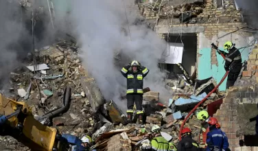 Rescatistas atienden en un edificio destruido la emergencia que provocó un ataque de Rusia a Kiev.
