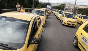 Motociclistas y taxistas bloquean Autopista Sur en Bosa, Bogotá. Protesta exige control de plataformas de transporte