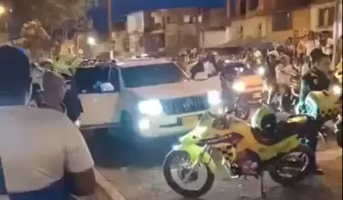 Captura de pantalla de un video difundido en redes sociales que muestra a una camioneta de alta gama afectada por disparos e inspeccionada por la Policía y por testigos.