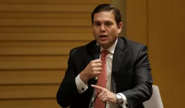 Juan Carlos Pinzón advierte sobre riesgos de vínculos con régimen de Maduro y evalúa participar en consulta del Centro Democrático