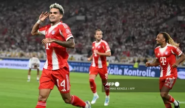 Luis Díaz debuta con gol y título en el Bayern Múnich, homenajeando a Diogo Jota. El colombiano se convierte en 'gamer' en su primer partido oficial