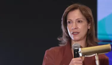 La presidenta de AmCham Colombia advierte sobre riesgos para el país si EE.UU. no certifica en lucha contra drogas. Impacto en cooperación internacional y seguridad nacional en riesgo.