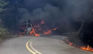 Atentado terrorista en Antioquia: las Farc prendieron fuego contra un vehículo