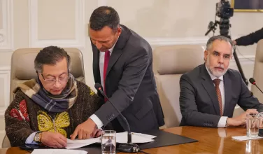 Ministro de Defensa, Pedro Sánchez, y Gustavo Petro 