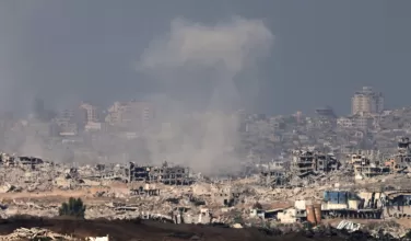 Imagen de una columna de humo saliendo de una zona de Gaza sitiada por Israel.