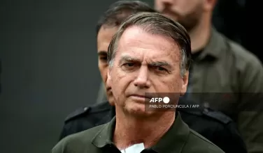 Jair Bolsonaro, expresidente brasileño condenado por golpismo, ingresa al hospital tras sentirse mal.
