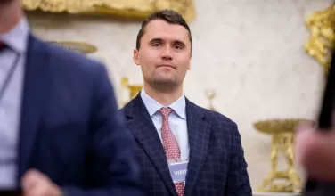 Charlie Kirk, aliado de Trump, recibe disparo en evento universitario