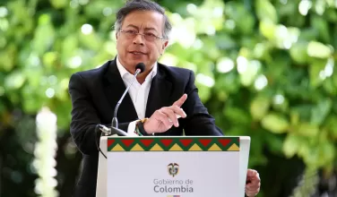 Presidente Gustavo Petro confronta a alcaldes por viaje a Washington para evitar descertificación en lucha antidrogas.