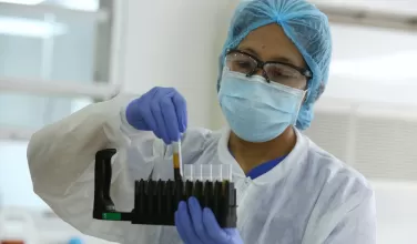 La directora del Instituto Nacional de Salud, Diana Pava, revela déficit de 30.000 millones de pesos para investigación y vigilancia epidemiológica en Colombia.