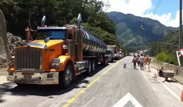 Henry Palma, director de la Cámara de Comercio de Villavicencio, y Juan Carlos, camionero afectado, exponen en La FM el impacto de los cierres en la vía al Llano. Pérdidas diarias ascienden a 50.000 millones de pesos.