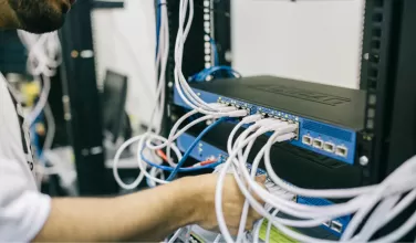 Conéctese de forma segura a redes WiFi pública utilizando una VPN. Proteja sus datos personales y evite riesgos digitales. 