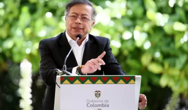 Gustavo Petro acusa al CNE de golpe a la democracia al dilatar decisión sobre personería del Pacto Histórico. Movilización urgente para evitar freno a proceso de fusión.