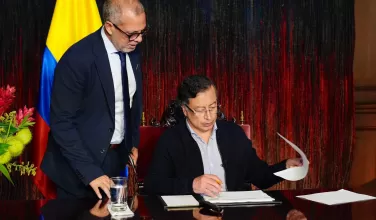 Imagen de archivo de Alfredo Saade junto al presidente Gustavo Petro revisando documentos en Casa de Nariño.