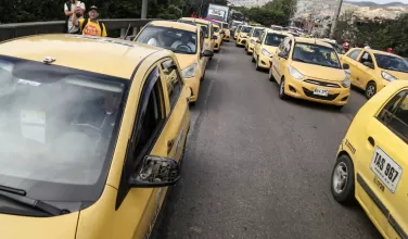 Gran movilización de gremios del transporte en Bogotá este martes 16 de septiembre. Conductores de taxis, motociclistas, domiciliarios, transporte escolar, plataformas digitales, grúas y camiones de carga se unen en protesta por la movilidad en la capital.