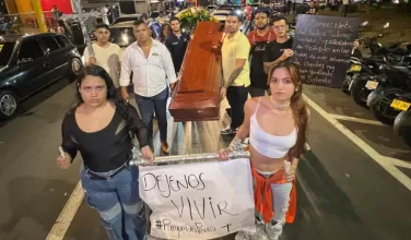 Los comerciantes se manifestaron con pancartas, velas y un ataúd 