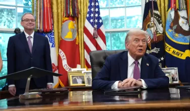 Kevin Hassett, director del Consejo Económico Nacional junto al presidente Donald Trump