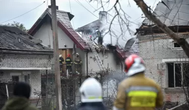 Equipos de rescate ucranianos trabajan en el lugar de un ataque aéreo en Lapaivka, región de Lviv, el 5 de octubre de 2025, en medio de la invasión de Rusia a Ucrania.