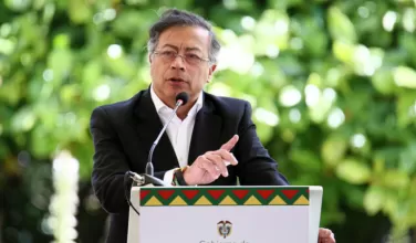 Al comparar la dependencia estadounidense del petróleo y el carbón con la adicción a la cocaína, Petro señaló que el problema de las drogas refleja los patrones de consumo del norte más que la producción del sur