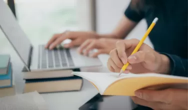 Samuel, estudiante destacado del colegio rural María Medina de Cundinamarca, revela sus secretos para alcanzar un puntaje perfecto de 500 en las pruebas Saber 11. Con disciplina y constancia, este joven de 16 años comparte su pasión por la física y su sueño de convertirse en profesor universitario