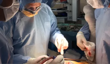 Carlos Arellano denuncia cirugía estética no autorizada que terminó con la vida de su hija adolescente en Durango, México.