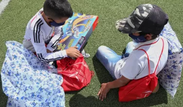La Corte Constitucional garantiza igualdad de trato para hijos biológicos y adoptivos en casos de maltrato parental.