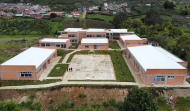Institución educativa en el Popular, Medellín, en mal estado estructural preocupa a estudiantes y padres de familia. Estudiantes de Décimo y Once trasladados a lugar alterno con condiciones precarias. Padres piden soluciones urgentes.