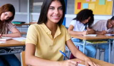 Estudiante repite un diálogo de 90 segundos para mejorar pronunciación y vocabulario práctico.