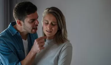 Las redes sociales refuerzan estereotipos de éxito físico y económico que afectan la autoestima masculina.