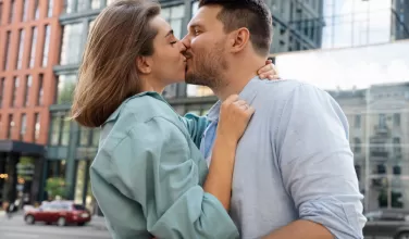 Durante un beso de 10 segundos se intercambian hasta 80 millones de bacterias, según la ciencia.