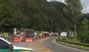 Camiones represados en un sector de la vía entre Bogotá y Villavicencio el primero de octubre