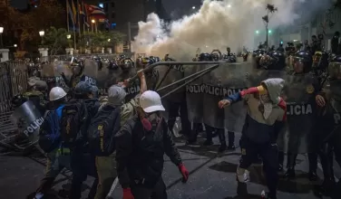 Los enfrentamientos también se produjeron en la sureña ciudad de Arequipa, entre policías y manifestantes.