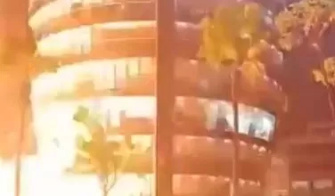 La explosión se produjo sobre las 18:30 hora local, después de que una camioneta que estaba estacionada empezó a incendiarse rápidamente. 