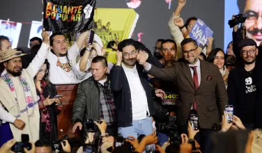 Iván Cepeda junto al abogado Miguel Ángel del Río en el evento de cierre de campaña de la precandidatura presidencial del senador.