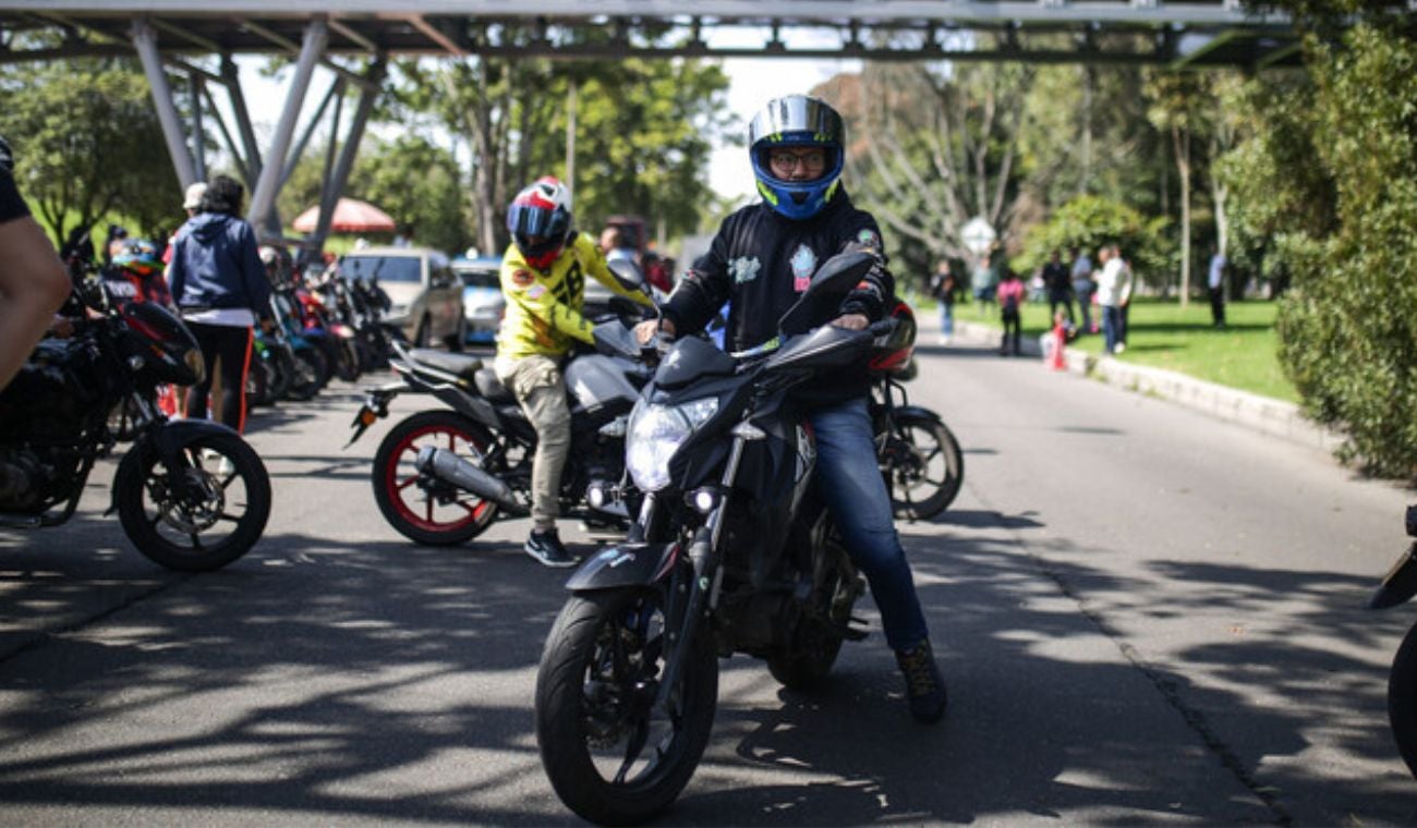 Nueva propuesta de licencia de conducción en Colombia busca reducir siniestros viales. Conductores novatos deberán portar letra A en vehículos durante primer año